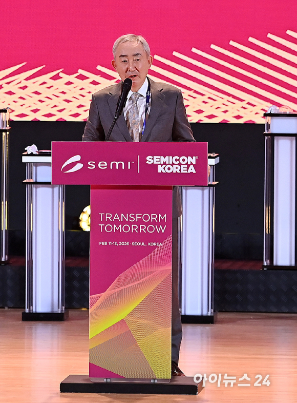이용한 원익 회장이 11일 서울 강남구 코엑스에서 열린 세미콘 코리아 2026에서 축사를 하고 있다. [사진=곽영래 기자]