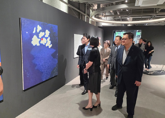 지난 1일 용산 아이파크몰에서 진행된 네트워킹 행사에서 김대수 아이파크몰 대표(오른쪽 첫 번째)와 김경대 용산구청장(왼쪽 첫 번째)이 참석해 작품에 대한 설명을 듣고 있다. [사진=아이파크몰]