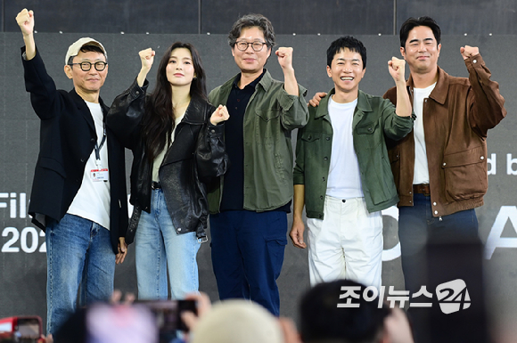 (왼쪽부터)이용재 감독-배우 이선빈-유재명-김영민-전석호가 9일 부산 해운대구 영화의전당에서 열린 제31회 부산국제영화제 '수능, 출제의 비밀' 오픈토크에 참석하고 있다. [사진=정소희 기자]