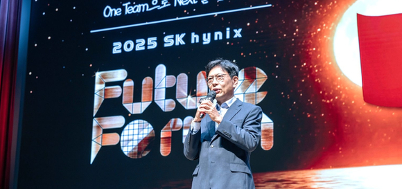 지난 11일 SK하이닉스 이천 캠퍼스에서 열린 '미래포럼 2025'에서 곽노정 대표이사 사장이 영상 축사를 하고 있다. [사진=SK하이닉스]
