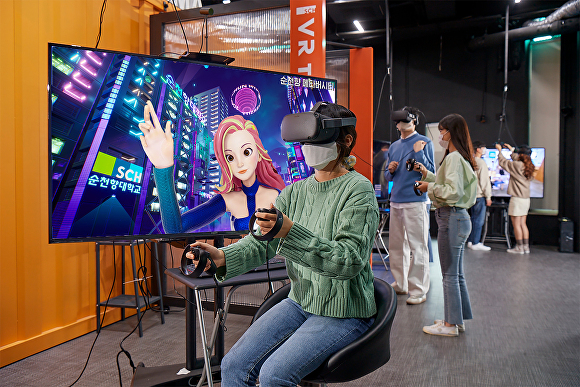 순천향대 학생이 교내 VR 스튜디오에서 가상 현실을 체험하고 있다. [사진=순천향대]