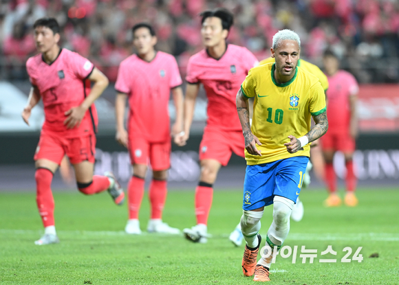 2일 오후 서울월드컵경기장에서 열린 2002 한일월드컵 20주년 기념 대한민국과 브라질의 친선경기가 열렸다. 브라질 네이마르가 페널티킥을 넣은 후 기뻐하고 있다. [사진=김성진 기자]