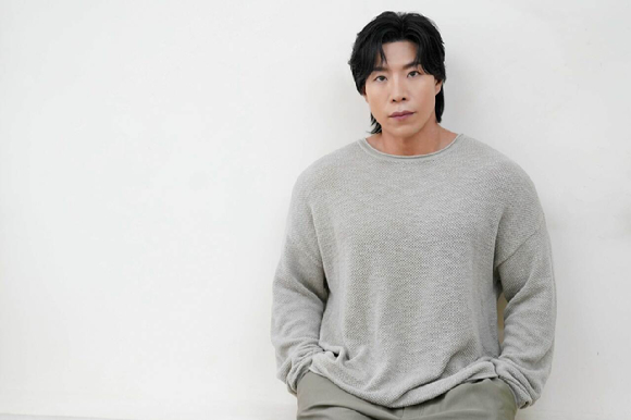 배우 태원석이 JTBC 토일드라마 '굿보이' 종영 인터뷰에 앞서 포즈를 취하고 있다. [사진=스토리제이컴퍼니]