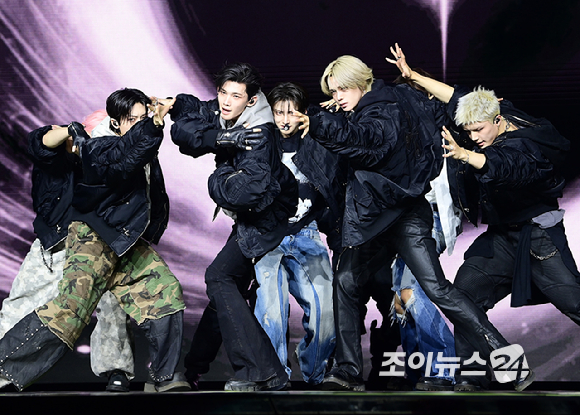 [포토] &TEAM(앤팀), 멤버 전원 완벽한 한국어에 흠 없는 무대 퍼포먼스