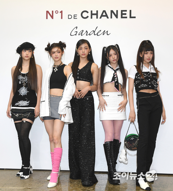그룹 뉴진스(왼쪽부터 해린, 다니엘, 민지, 하니, 혜인)가 2일 오후 서울 성동구 성수동에서 진행된 샤넬 뷰티 N&deg;1 DE CHANEL GARDEN 오픈 기념 포토행사에 참석하고 있다. [사진=정소희 기자]