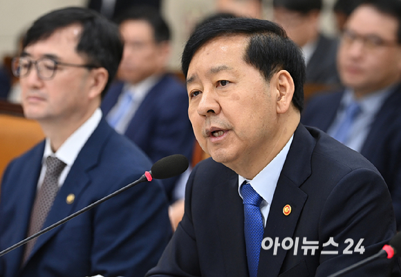 구윤철 부총리 겸 기획재정부 장관이 13일 국회에서 열린 기획재정위원회 국정감사에서 질의에 답하고 있다. [사진=곽영래 기자]