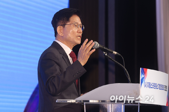 김문수 국민의힘 대선 후보가 15일 서울 여의도 중소기업중앙회 KBIZ홀에서 열린 '자랑스러운 중소기업인협의회 조찬 강연'에서 발언을 하고 있다. [사진=곽영래 기자]