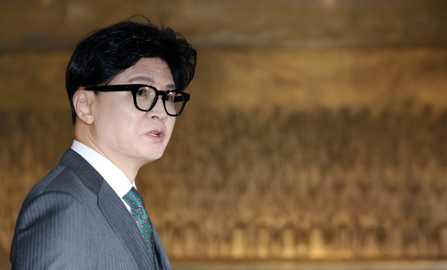 한동훈 무소속 의원이 10일 국회 로텐더홀에서 취재진의 질의에 답변하고 있다. [사진=연합뉴스]