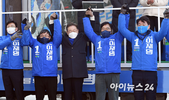 이재명 더불어민주당 대선후보가 17일 오전 서울 노원구 상계동 롯데백화점 노원점 앞에서 유세를 펼치고 있다. [사진=국회사진취재단]