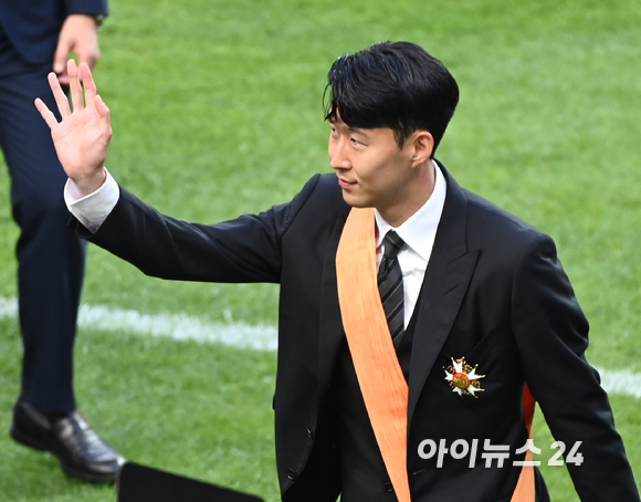 축구선수 손흥민이 2일 오후 대한민국과 브라질 축구 국가대표팀 친선경기가 열리는 서울 월드컵경기장에서 윤석열 대통령에게 체육훈장 청룡장을 직접 받고 퇴장하고 있다. [사진=정소희 기자]