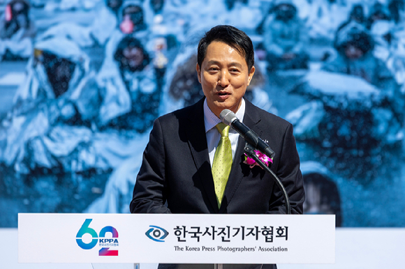 오세훈 서울시장이 7일 서울 종로구 광화문 광장에서 열린 제62회 한국보도사진전 '오늘의 보도사진, 내일의 역사가 되다' 개막식에서 인사말을 하고 있다. [사진=사진공동취재단]