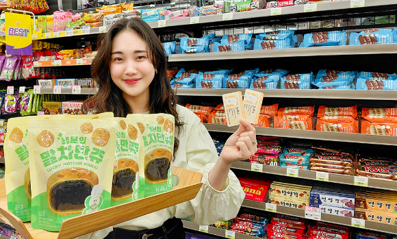 모델이 편의점 CU에서 노티드와 협업한 신제품을 소개하고 있다. [사진=BGF리테일]