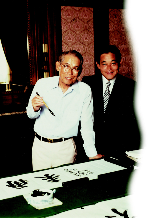 1980년 삼성 본관에서 함께 사진을 찍은 이병철 삼성 창업주와 이건희 삼성 선대회장 [사진=삼성전자]