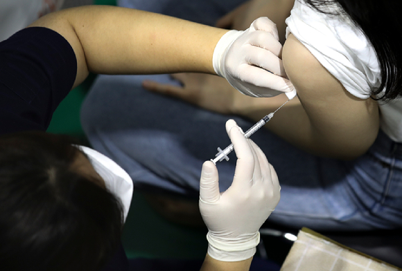 한 시민이 코로나19 백신을 접종하고 있다. [사진=뉴시스]