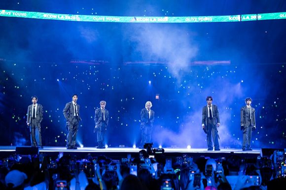 그룹 NCT 127이 지난 1일(현지시간)부터 3일까지 미국 로스앤젤레스 크립토닷컴 아레나에서 열린 K-팝 팬&아티스트 페스티벌 '케이콘 엘에이 2025(KCON LA 2025)' 무대에서 열띤 공연을 펼치고 있다. [사진=CJ ENM]