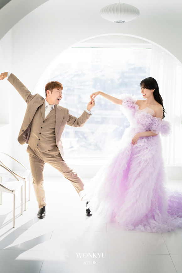 개그맨 이재형과 예비신부의 유쾌발랄한 웨딩화보가 공개됐다. [사진=에스드림이엔티]
