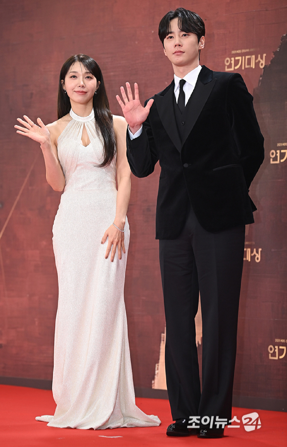 배우 정은지, 이준영이 31일 오후 서울 여의도 KBS에서 열린 2025 KBS 연기대상&nbsp;레드카펫 포토월 행사에서 포즈를 취하고 있다. [사진=곽영래 기자]