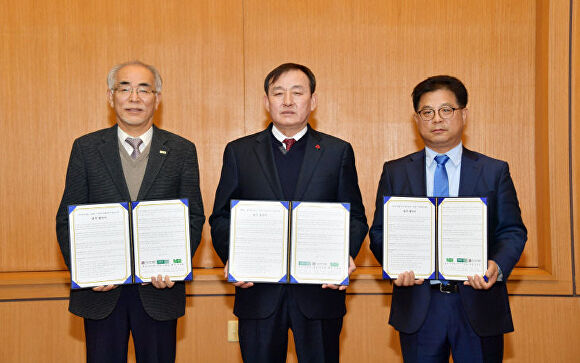 지난 27일 전라남도 담양군 관계자가 광주과학기술원, 한국바이오헬스케어기술연구조합 관계자와 함께 담양형 인공지능 스마트팜 연구를 위한 업무협약서를 들고 기념촬영을 하고 있다. [사진=담양군]