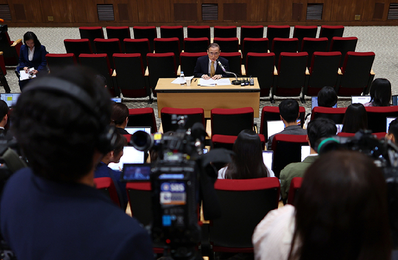 위성락 국가안보실장이 15일 용산 대통령실에서 최근 캄보디아에서 발생한 한국인 대상 납치&middot;감금 범죄 대응 현황 관련 브리핑을 하고 있다. 2025.10.15 [사진=연합뉴스]