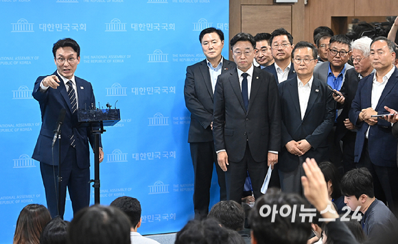 김민석 전 국무총리가 6일 서울 여의도 국회 소통관에서 더불어민주당 당대표 출마 선언 기자회견을 마친 뒤 질문에 답변하고 있다. [사진=곽영래 기자]
