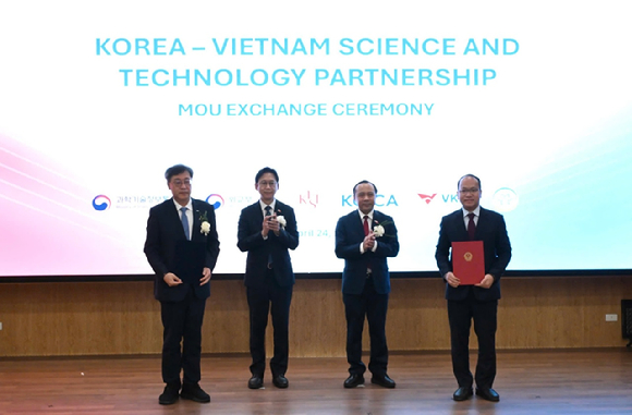 (왼쪽부터) 정보통신산업진흥원 박윤규 원장, 대한민국 배경훈 부총리 겸 과학기술정보통신부 장관, 베트남 과학기술부 부 하이 꾸안 장관, 베트남 디지털산업청 응우옌 칵 릭 청장. [사진=정보통신산업진흥원]