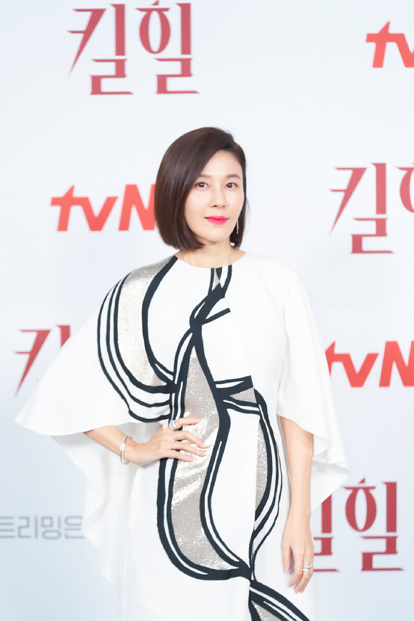 배우 김하늘이 15일 온라인으로 진행된 tvN 새 수목드라마 '킬힐' 제작발표회에 참석해 포즈를 취하고 있다. [사진=tvN]