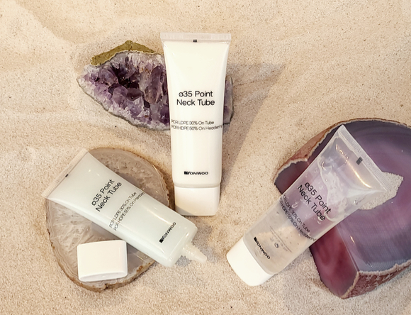 (왼쪽부터)남이현 한화솔루션 대표, 안병준 한국콜마홀딩스 대표, 박상용 연우 부사장이 지난 24일 서울 서초구에 위치한 한국콜마 종합기술원에서 '친환경 화장품 용기 상용화'를 위한 업무협약을 체결하고 기념촬영하고 있다. [사진=한화솔루션]