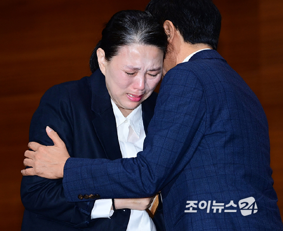MBC가 15일 오전 서울 상암동 MBC신사옥에서 기상캐스터 故 오요안나의 사망을 둘러싼 직장 내 괴롭힘 의혹에 대한 기자회견을 열었다. 안형준 MBC 사장이 유족과 합의서 전달식을 하고 고인의 어머니 장연미 씨에게 故 오요안나 명예사원증을 전달하고 있다. [사진=정소희 기자]