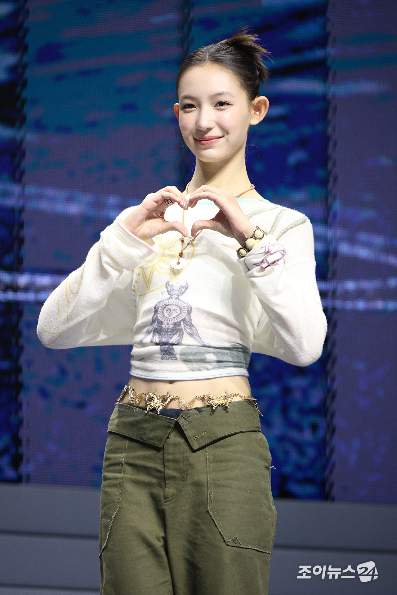 그룹 튜이드 이하늬가 24일 오후 서울 광진구 예스24라이브홀에서 진행된 튜이드(TUIDE) 데뷔 앨범 '튠 앤 플레이'(TUNE & PLAY) 발매 기념 쇼케이스에 참석해 포즈를 취하고 있다. [사진=문수지 기자]