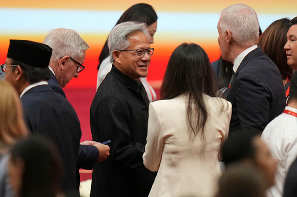 지난 7월 중국 베이징에서 열린 제3회 중국 국제 공급망 엑스포(CISCE) 개막식에서 엔비디아 CEO 젠슨 황이 무대에 올라 연설하고 있다. [사진=로이터 연합뉴스]