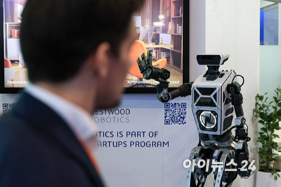 3일(현지시간) 스페인 바르셀로나 피라 그란 비아 전시장에서 열린 세계 최대 모바일 전시회 '모바일 월드 콩그레스(MWC) 2026'에서 세계 각국 참가업체 부스에서 다양한 로봇들이 눈길을 끌고 있다. [사진=정소희 기자]