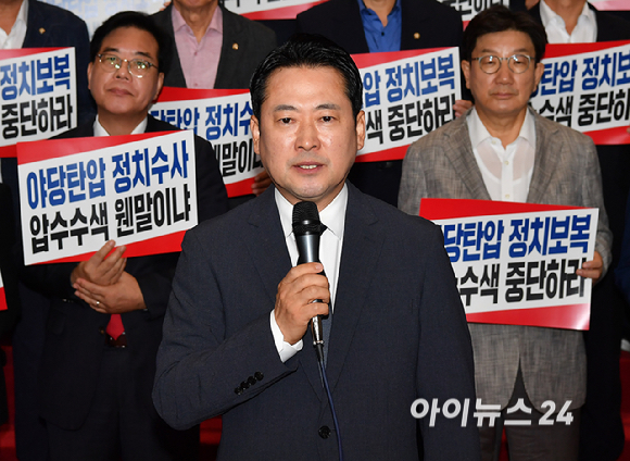 장동혁 국민의힘 대표가 3일 오전 서울 여의도 국회 로텐더홀에서 특검의 압수수색을 규탄 발언을 하고 있다. [사진=곽영래 기자]