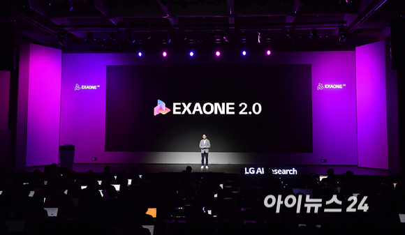배경훈 LG AI연구원장이 19일 오전 서울 강서구 마곡 LG사이언스파크에서 열린 'LG AI 토크콘서트 2023&rsquo;에서 초대형 AI '엑사원 2.0&rsquo;을 발표하고 있다. [사진=곽영래 기자]