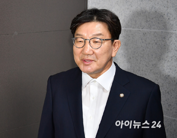 권성동 국민의힘 의원이 18일 자신의 의원실 앞에서 특검의 압수수색 관련 입장을 밝히고 있다. [사진=곽영래 기자]