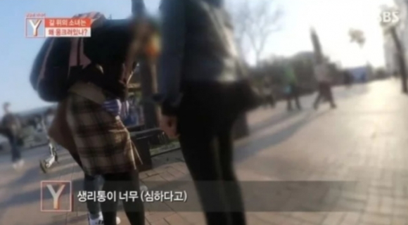 SBS '궁금한 이야기 Y' 측이 경기도 안산시 지하철역 인근에서 교복을 입고 돌아다니는 여장남자에 대한 제보를 요청한 가운데 누리꾼들 사이에서 해당 남성이 2년 전 비슷한 사건과 동일인이 아니냐는 의혹이 제기되고 있다. [사진=SBS '궁금한 이야기 Y' SNS 캡처]