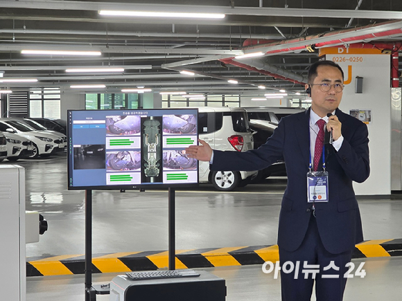 차량이 '하부 스캔 장비'를 지나고 있다. [영상=김종성 기자]