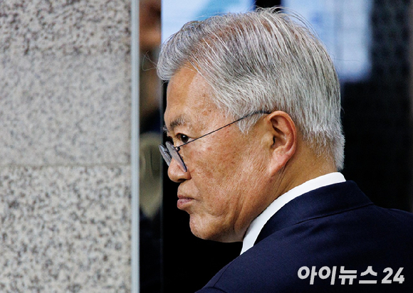 문재인 전 대통령이 이달 중 유튜버로 데뷔한다는 소식이 전해졌다. 사진은 문 전 대통령. [사진=문재인 전 대통령 페이스북]