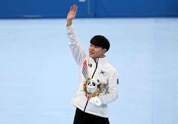 김민석이 중국 베이징 국립 스피드 스케이팅 오벌 경기장에서 열린 2022 베이징 동계올림픽 스피드 스케이팅 남자 1500m에서 동메달을 획득하고 시상대에서 인사를 하고 있다. [사진=뉴시스]