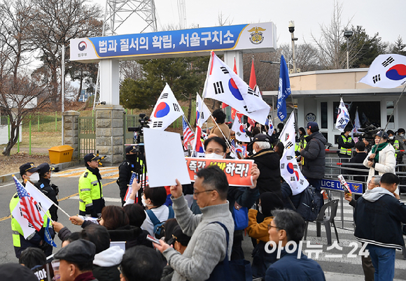 법원이 윤석열 대통령의 구속취소 청구를 인용한 7일 오후 경기도 의왕시 서울 구치소 앞에는&nbsp;윤 대통령 지지자들이&nbsp;태극기와 성조기를 들고&nbsp;윤 대통령 즉시 석방을 촉구하는&nbsp;구호를 외치고 있습니다. [사진=곽영래 기자]