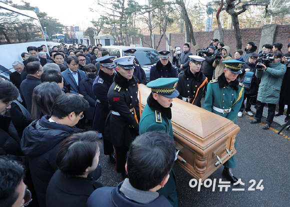 베트남 출장 중 별세한 고(故) 이해찬 민주평화통일자문회의 수석부의장의 운구 차량이 27일 서울 종로구 서울대병원 장례식장에 도착해 운구되고 있다. [사진=곽영래 기자]