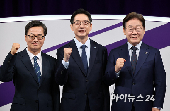 이준석 개혁신당 대통령선거 후보가 21일 세종시에서 출근길 인사를 하는 모습. [사진=개혁신당]