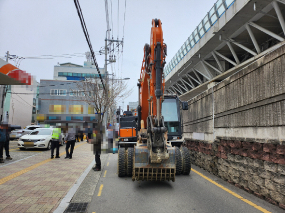 지난 11일 오후 4시 5분께 영도구 영선동의 한 일방통행 도로에서 70대 남성이 굴착기에 깔려 숨지는 일이 발생했다. 사진은 사고 굴착기 모습. [사진=영도경찰서]