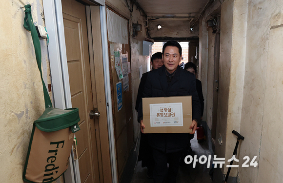 장동혁 국민의힘 대표가 13일 오전 서울 중구 쪽방촌을 찾아 주민에게 설맞이 선물을 전달하고 있다. [사진=정소희 기자]