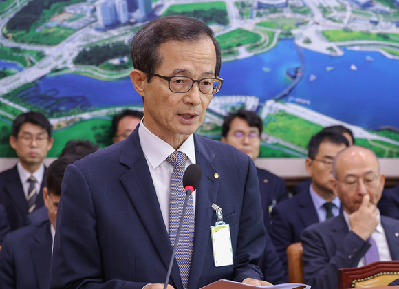 23일 서울 여의도 국회 국토교통위원회에서 열린 2025년도 국토위 산하 기관에 대한 국정감사에서 손태락 한국부동산원 원장이 기관보고를 하고 있다. [사진=연합뉴스]
