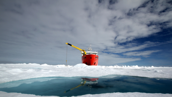 국내 쇄빙연구선 아라온호가 북극항해에 나서고 있다. [사진=극지연구소]
