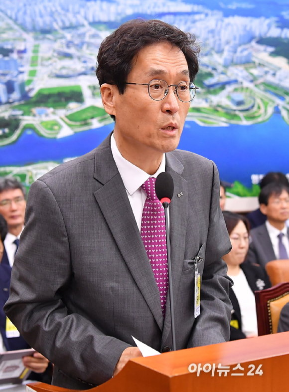 함진규 한국도로공사 사장이 16일 국회 국토교통위원회에서 열린 2025년도 국정감사에서 업무보고를 하고 있다. [사진=곽영래 기자]