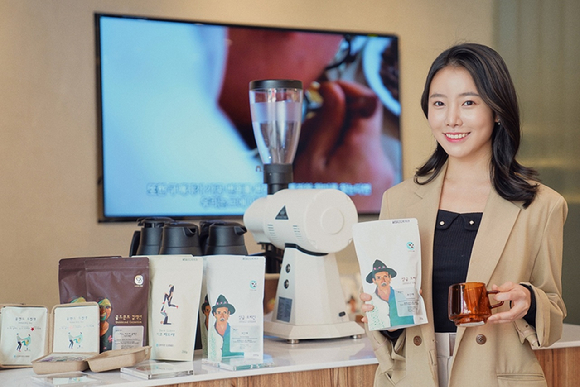 LG유플러스는 이달 21일까지 스페셜티 커피 전문점 '커피 리브레'와 손잡고 '일상비일상의틈byU+'에서 팝업 전시 '데일리 링크드 커피'를 연다고 밝혔다. [사진=LGU+]