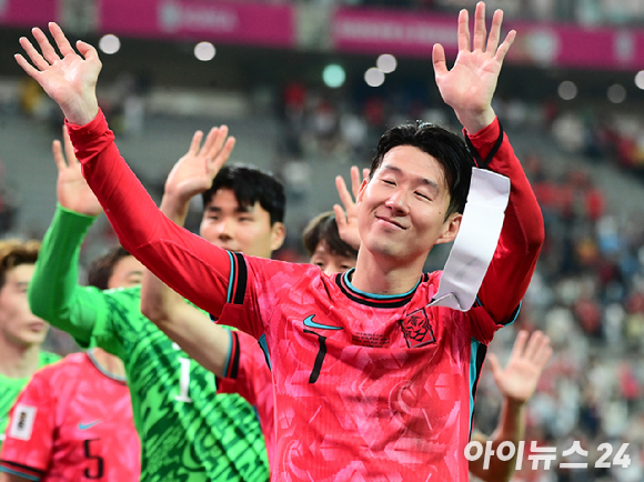 11일 오후 서울월드컵경기장에서 열린 2026 FIFA 북중미 월드컵 2차 예선 대한민국과 중국의 경기가 1:0 대한민국의 승리로 끝났다. 손흥민이 관중석을 향해 손을 흔들고 있다. [사진=정소희 기자]