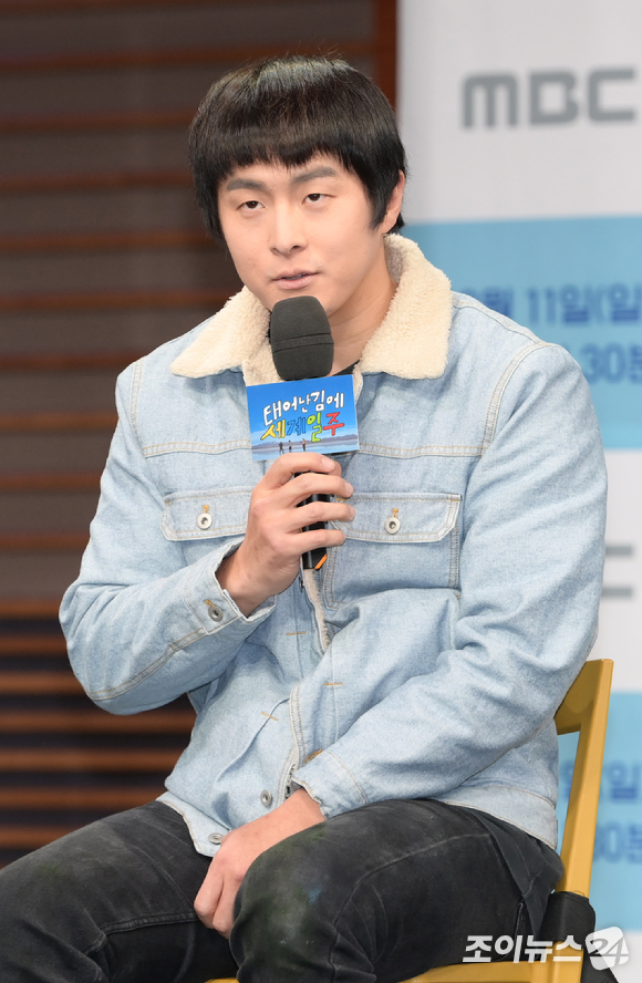 웹툰작가 기안84와 배우 이시언이 9일 오후 서울 마포구 상암동 MBC 사옥에서 열린 MBC 신규 예능 프로그램 '태어난 김에 세계일주' 제작발표회에 참석하고 있다. [사진=정소희 기자]