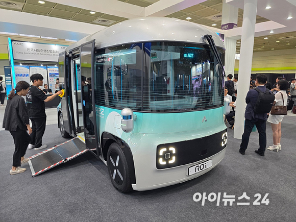 장성욱 카카오모빌리티 미래이동연구소장 부사장이 9일 서울 강남구 코엑스에서 열린 '2025 자율주행모빌리티산업전(AME 2025)' 컨퍼런스에서 '한국형 자율주행 서비스의 미래'를 주제로 발표하고 있다. [사진=김종성 기자]